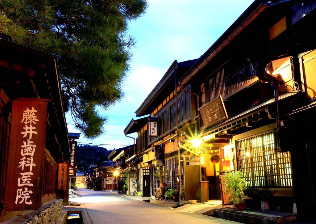 Le strade di Takayama di notte