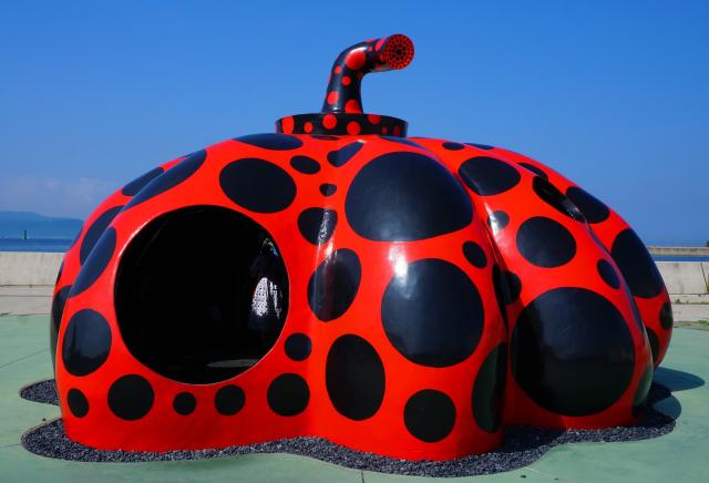 Scultura di zucca rossa di Yayoi Kusama, Benesse Art Site, Naoshima