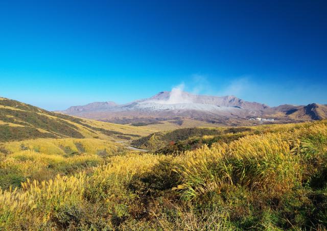 Il fumo che sale dal monte Aso in autunno
