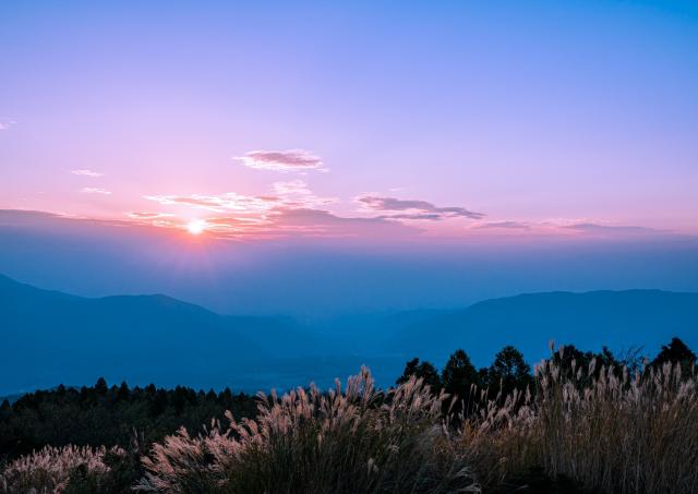 Il tramonto sul bordo esterno del cratere del Monte Aso