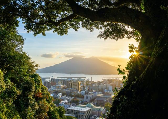La città di Kagoshima con Sakurajima sullo sfondo