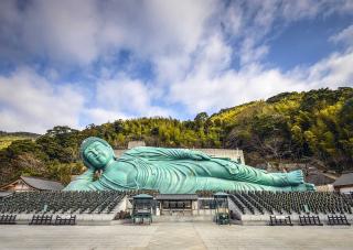 La più grande statua in bronzo del mondo, il Buddha del tempio Nanzo-in, Fukuoka