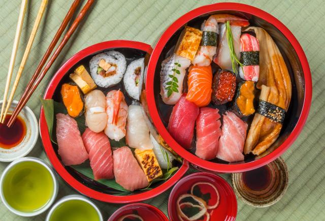 Sushi fresco al mercato del pesce di Tsukiji, Tokyo
