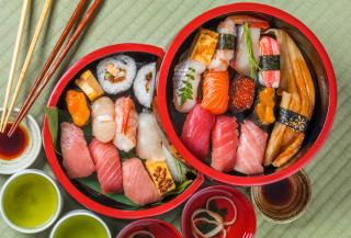 Sushi fresco al mercato del pesce di Tsukiji, Tokyo