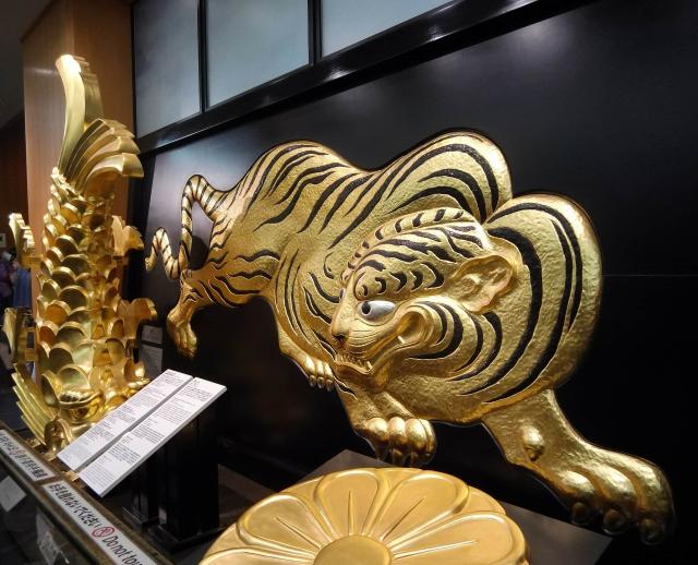 Famosa tigre sulla cima del castello di Osaka