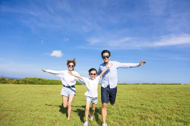Famiglia in vacanza estiva in Giappone