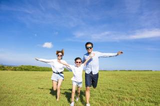 Famiglia in vacanza estiva in Giappone