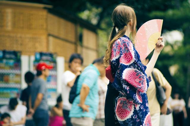 Ragazza che indossa lo yukata