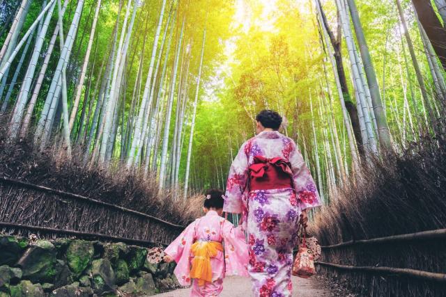 Madre e figlia esplorano il bosco di bambù di Arashiyama
