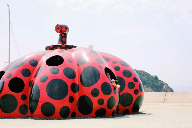 Bambini che giocano sull'Isola d'Arte di Naoshima