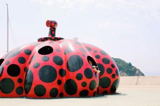 Bambini che giocano sull'Isola d'Arte di Naoshima
