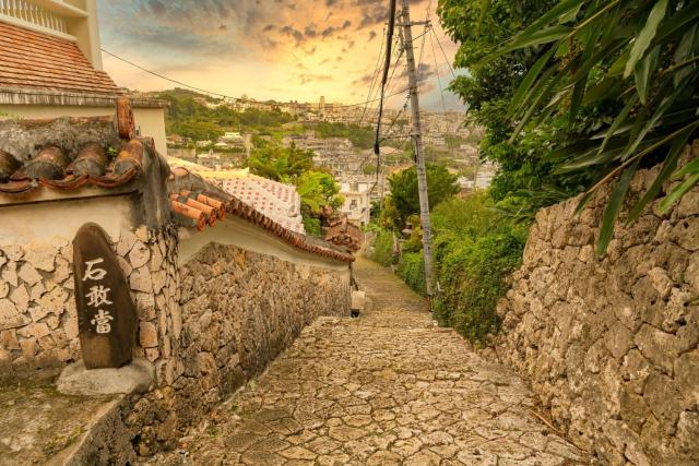 Tramonto sulla strada acciottolata di Shurikinjo, Naha, Okinawa