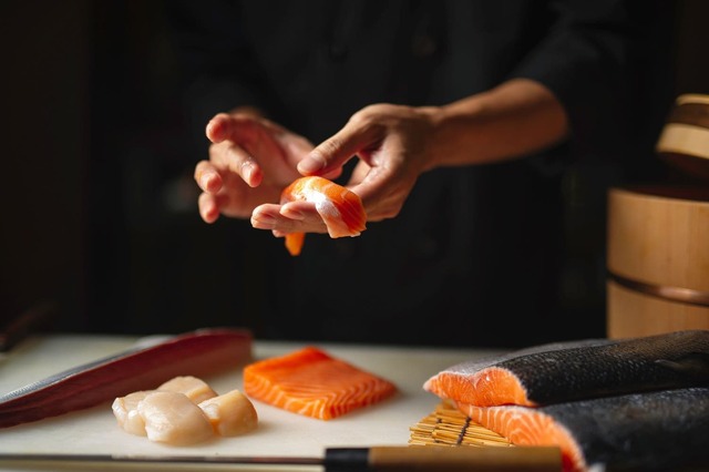 Lo chef prepara il sushi