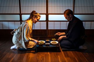 Mangiare un pasto tradizionale in un ryokan